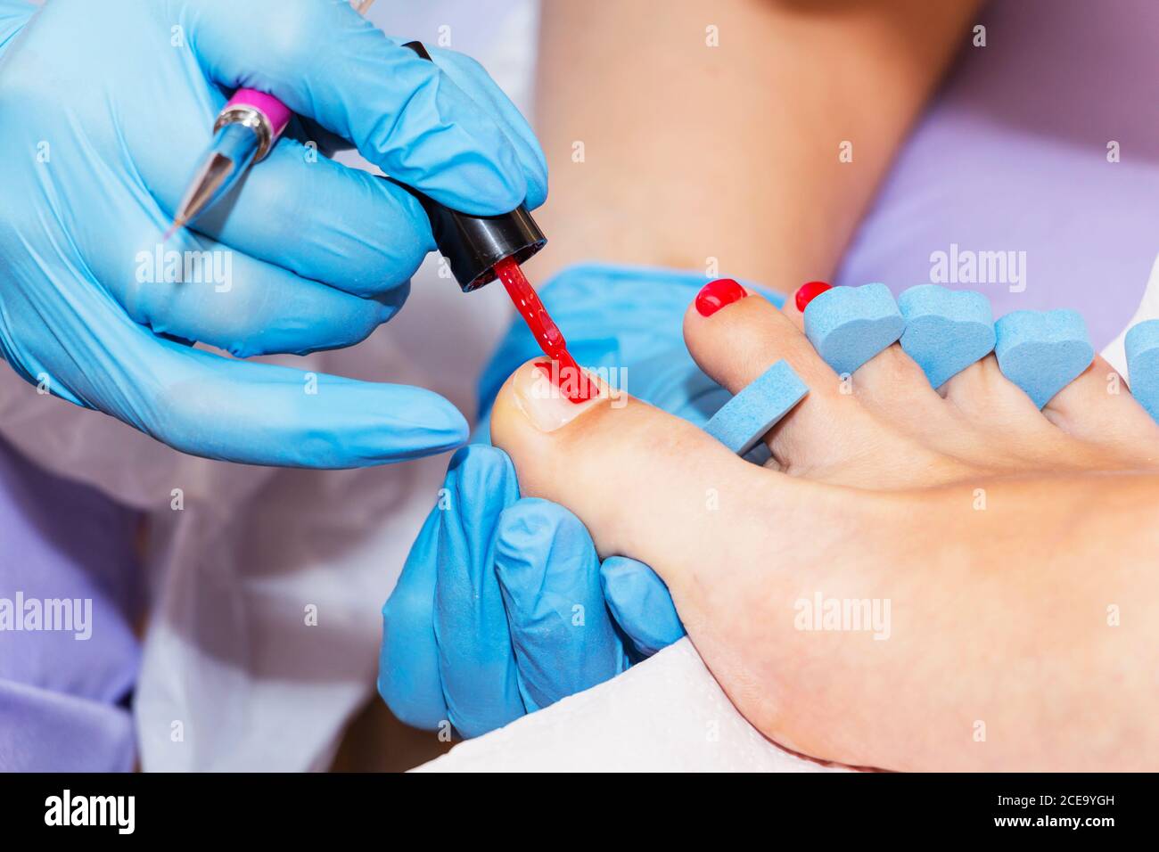 I piedi della donna ricevono il pedicure. Primo piano. Foto Stock