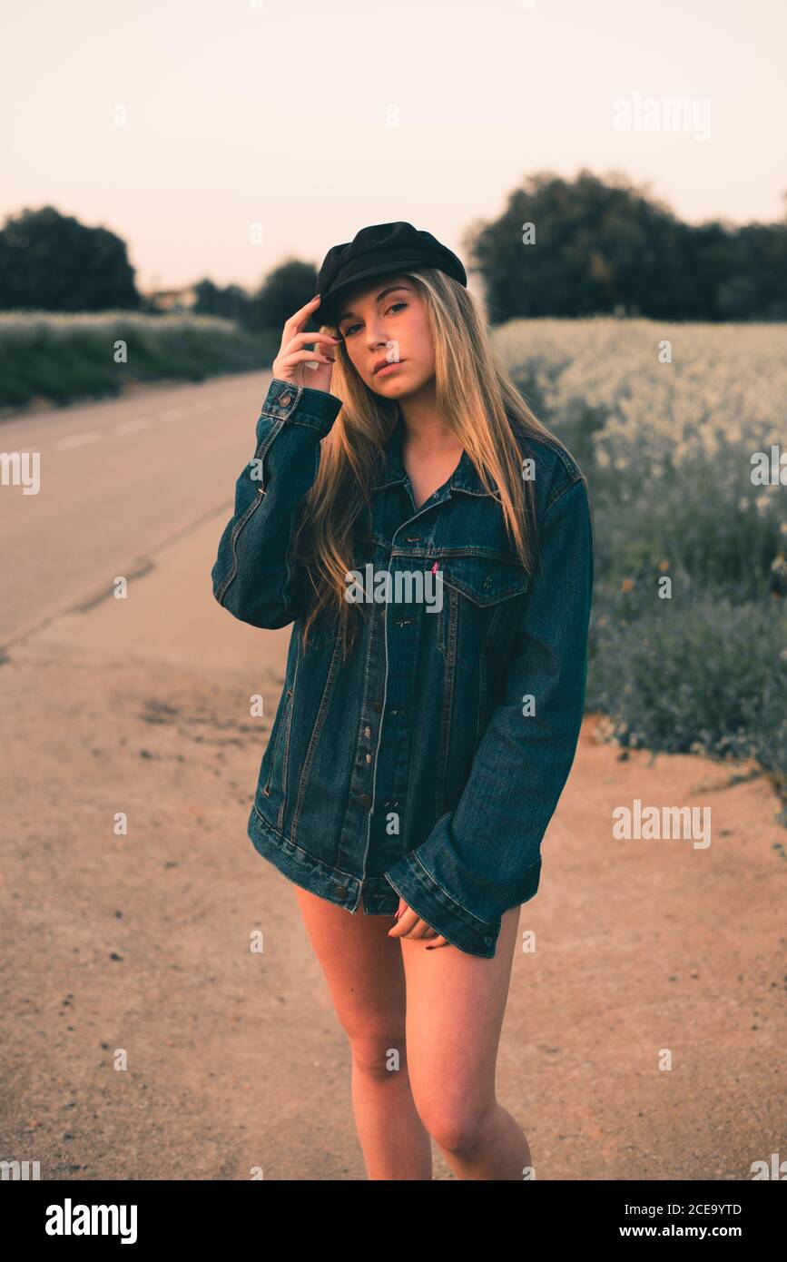 Giovane donna in reggiseno nero che soggiorna nella natura Foto Stock