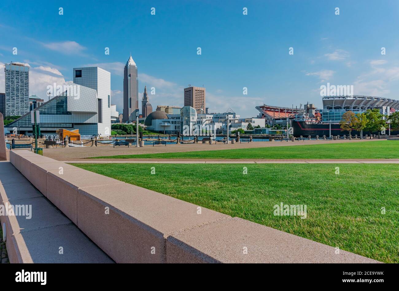 Il centro di Cleveland, Ohio, con il suo skyline contemporaneo, include uno stadio e un cargo. Le slips aperte dell'imbarcazione attendono le imbarcazioni in arrivo. Foto Stock