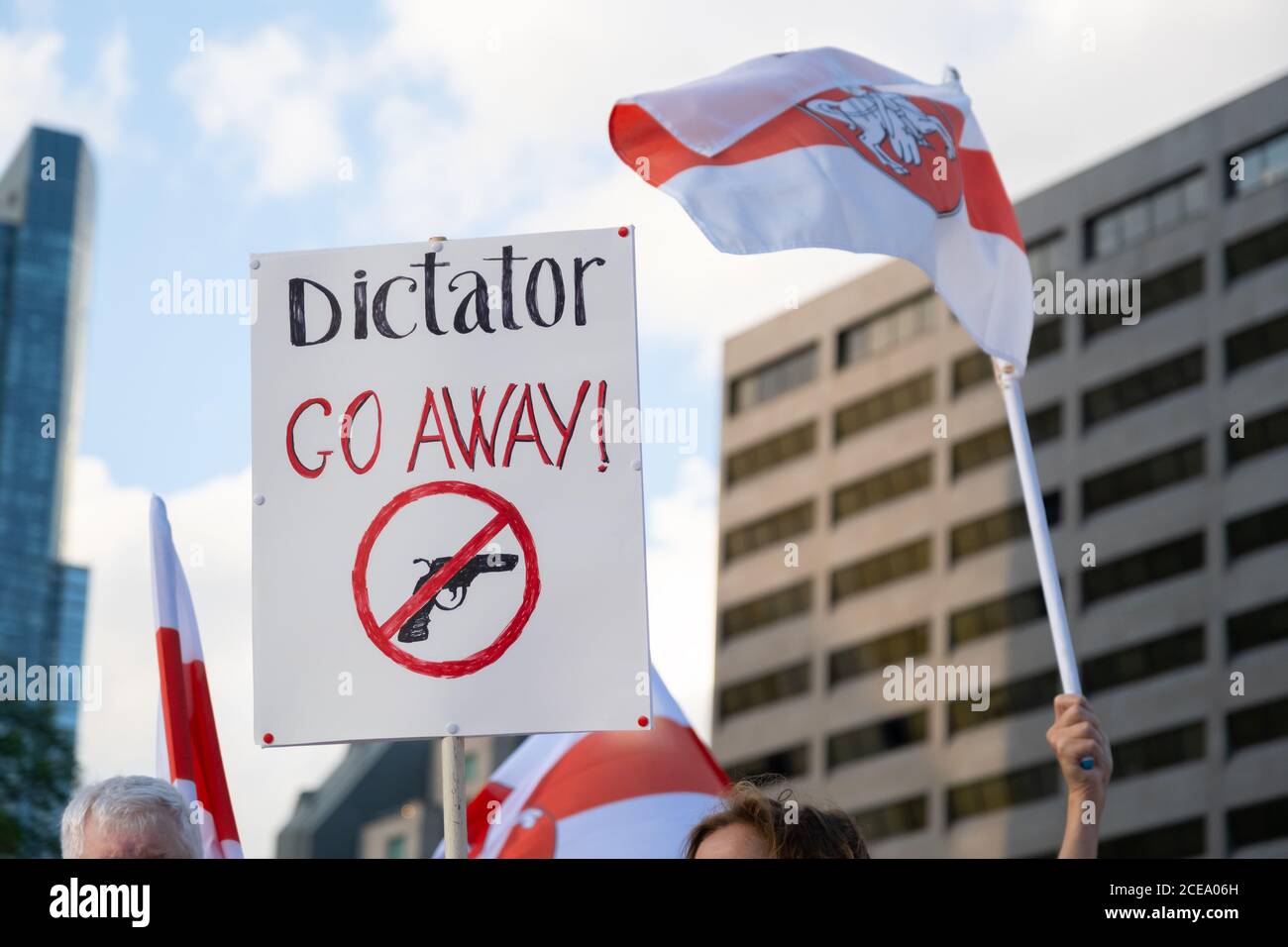 Un segno che fa riferimento al presidente bielorusso Alexander Lukashenko durante una protesta a Toronto a seguito delle elezioni fraudolente. Foto Stock