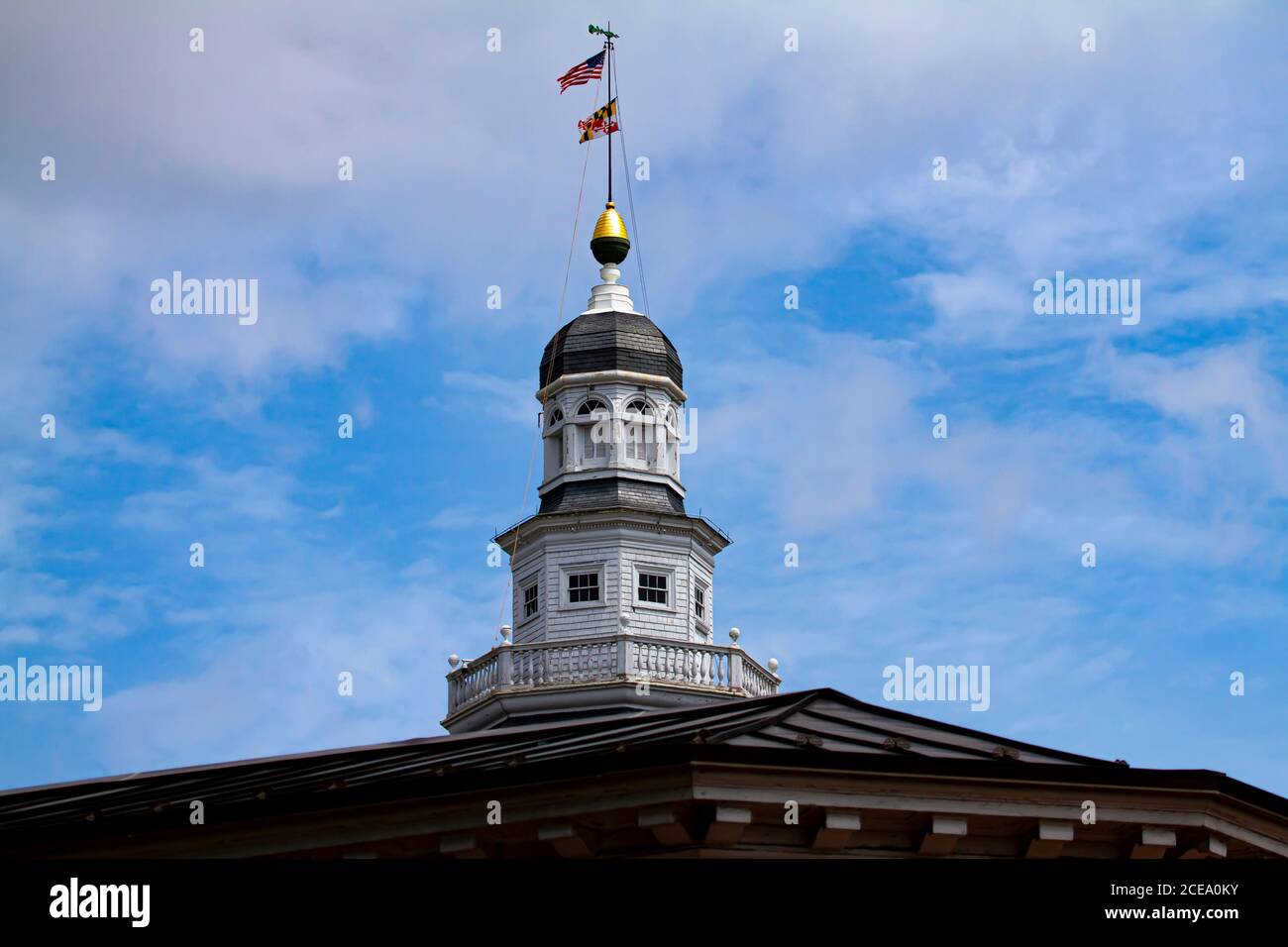 Vista a occhio di bug della casa di Stato del Maryland (state Capitol) di Annapolis. Immagine che mostra l'iconica torre con bandiere del Maryland e degli Stati Uniti. L'edificio ha Foto Stock