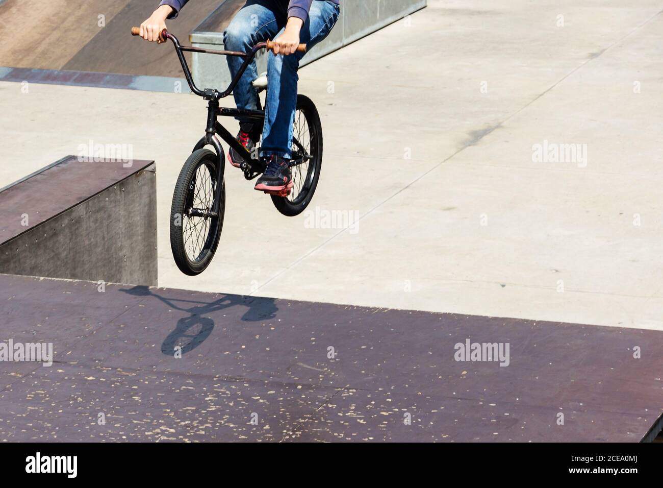 Un uomo fa un trucco su una mountain bike. Sport di strada. Foto Stock