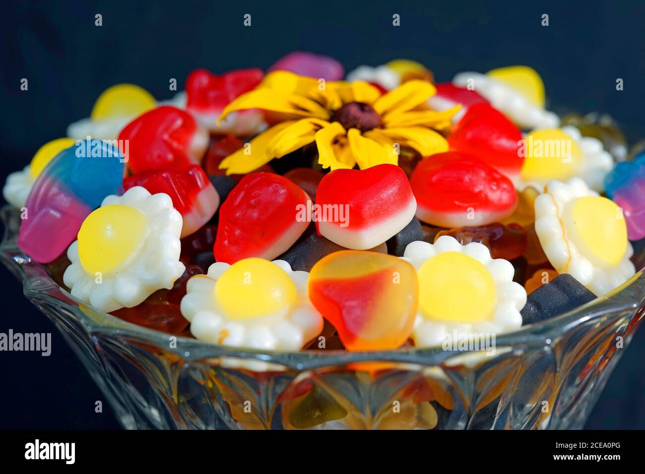 Caramelle senza gelatina combinate con un fiore. Adatto per vegetariani Foto Stock