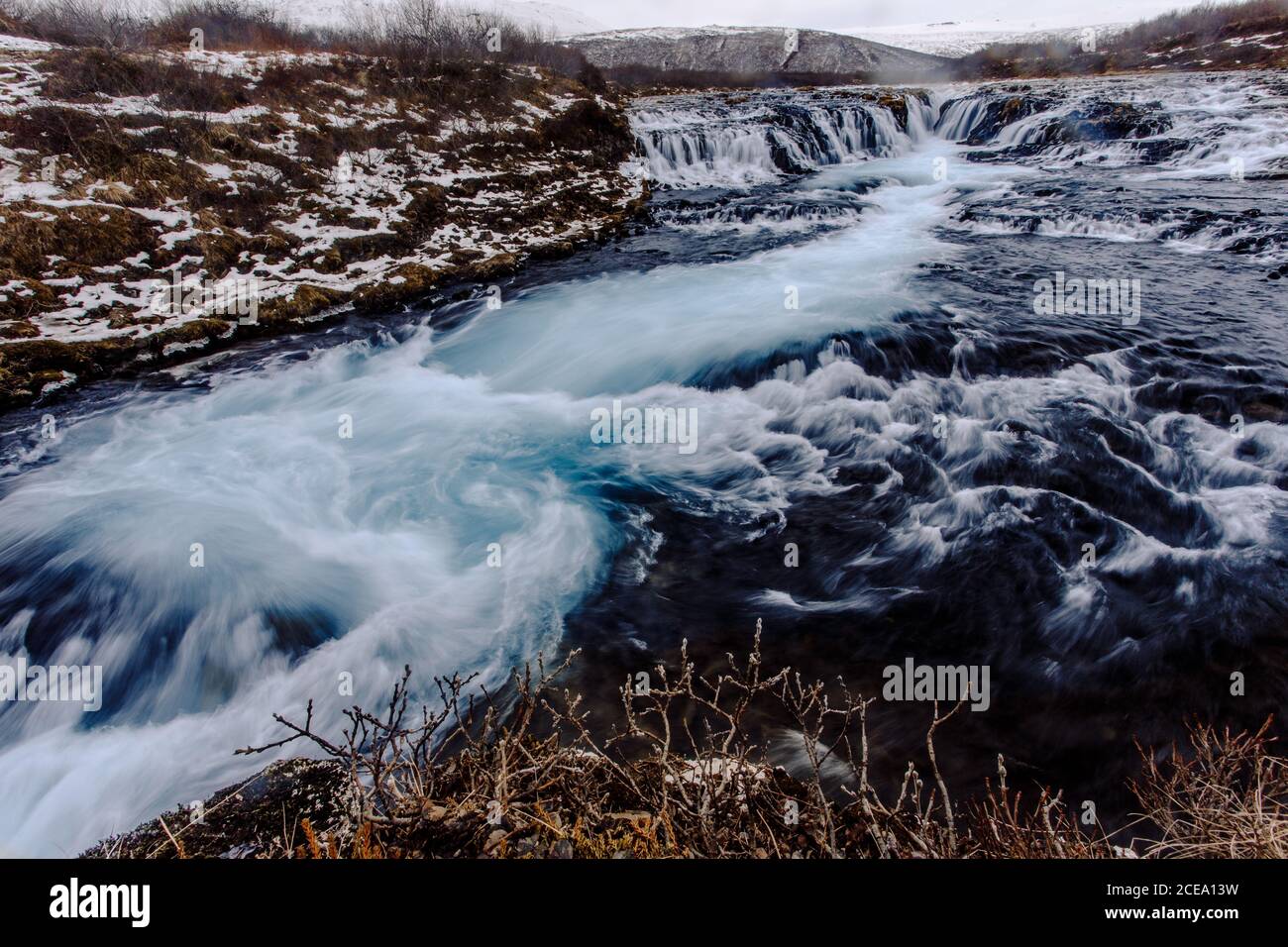 Grandi rocce e mare ondulato Foto Stock