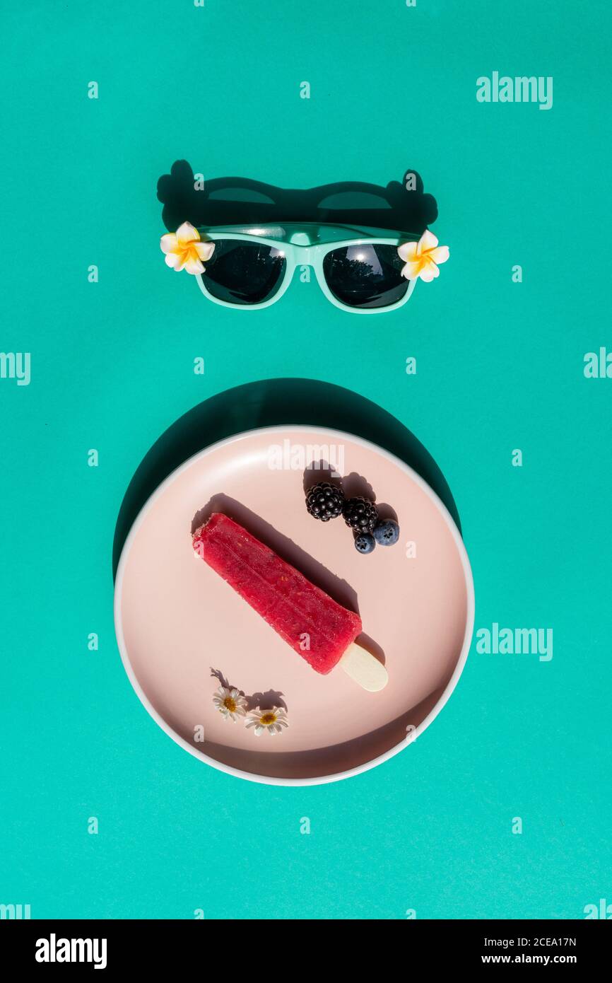 Gelato su piatto e occhiali da sole Foto Stock