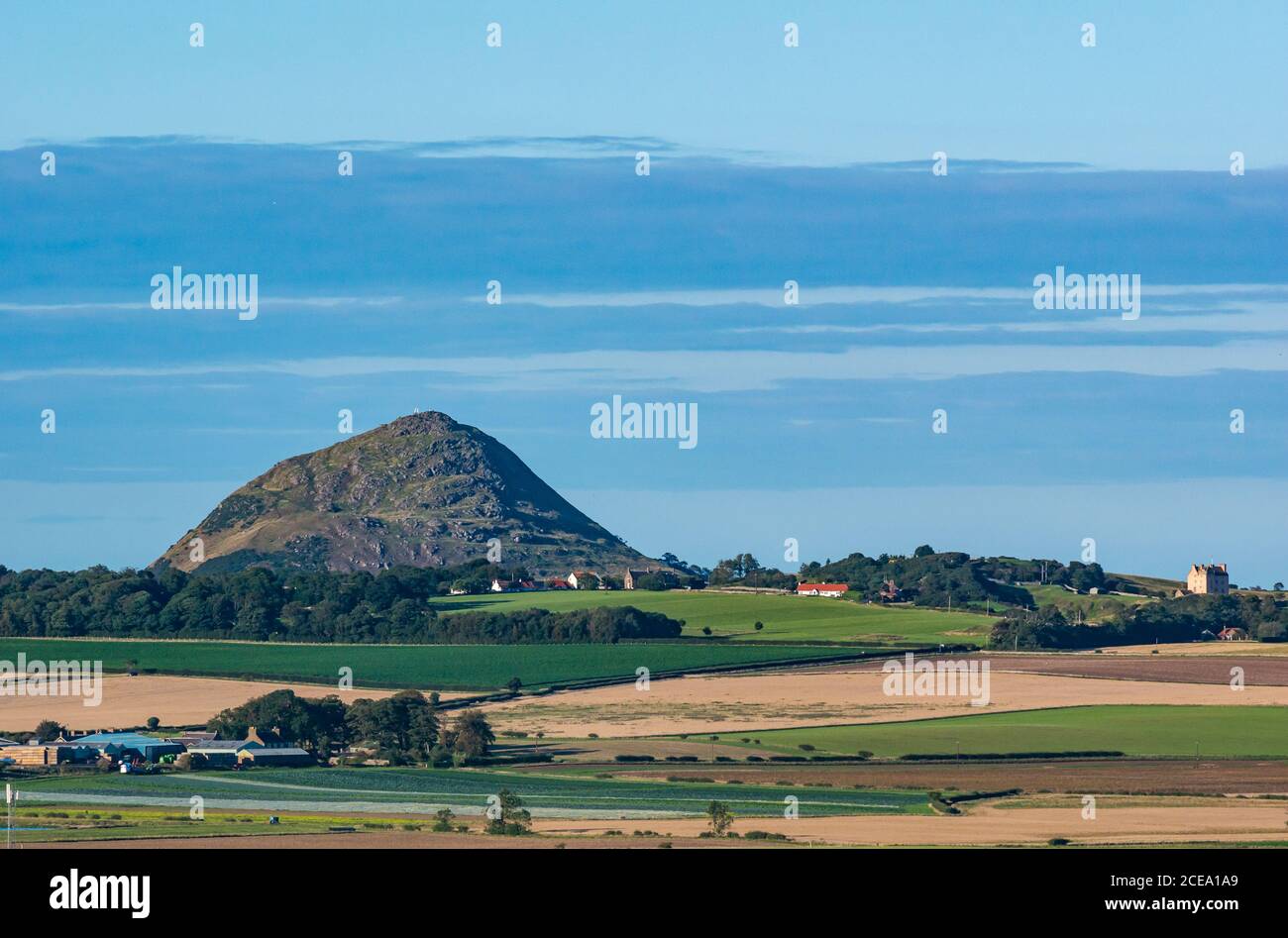 Vista del paesaggio agricolo alla Berwick Law Volcanic Plug & Fenton Tower in Estate, East Lothian, Scozia, Regno Unito Foto Stock