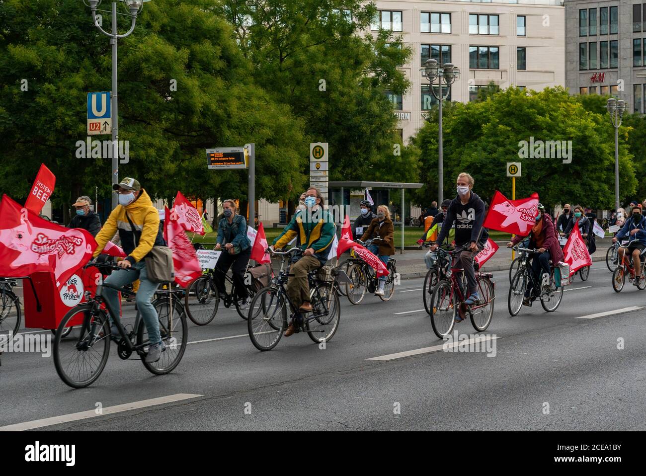 Berlino, Germania - 27 agosto 2020: Manifestanti in bicicletta protestano contro la produzione di carne a basso costo e non etica a Berlino Foto Stock