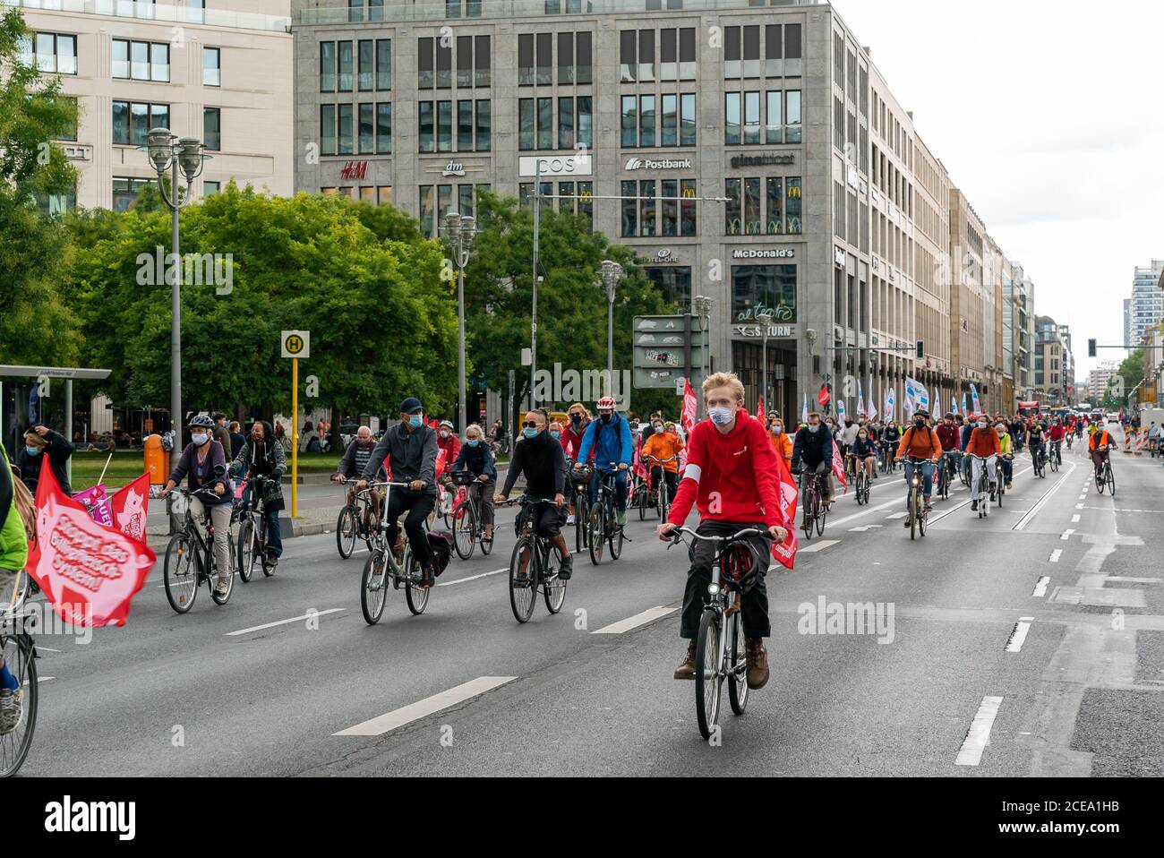 Berlino, Germania - 27 agosto 2020: Manifestanti in bicicletta protestano contro la produzione di carne a basso costo e non etica a Berlino Foto Stock
