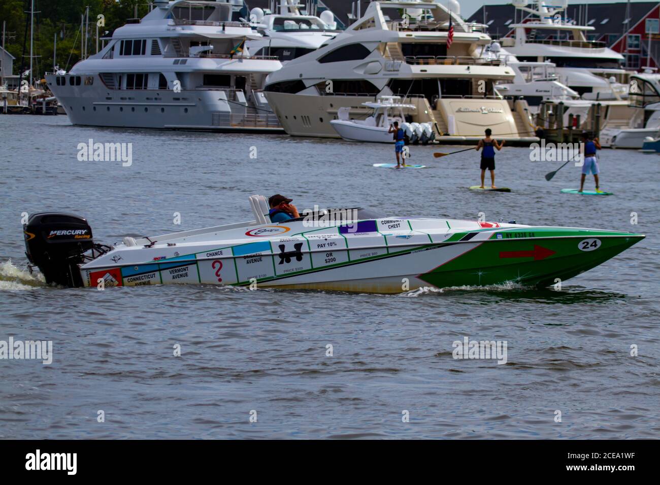 Annapolis, MD 08/21/2020: Primo piano immagine di un motoscafo offshore di Classe 1 dipinto in monopolistico design di gioco mentre sta entrando nel porto turistico di Annapolis. Nel ba Foto Stock