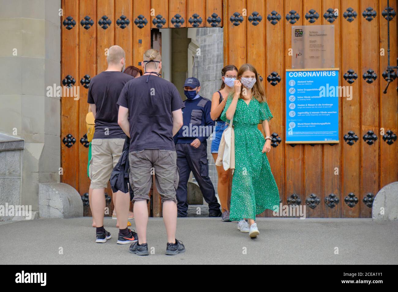 Baviera, Germania - 22 agosto 2020: I turisti indossano maschere mediche quando entrano nel castello di Neuschwanstein in Baviera, Germania, parte delle misure di Coronavirus. Foto Stock