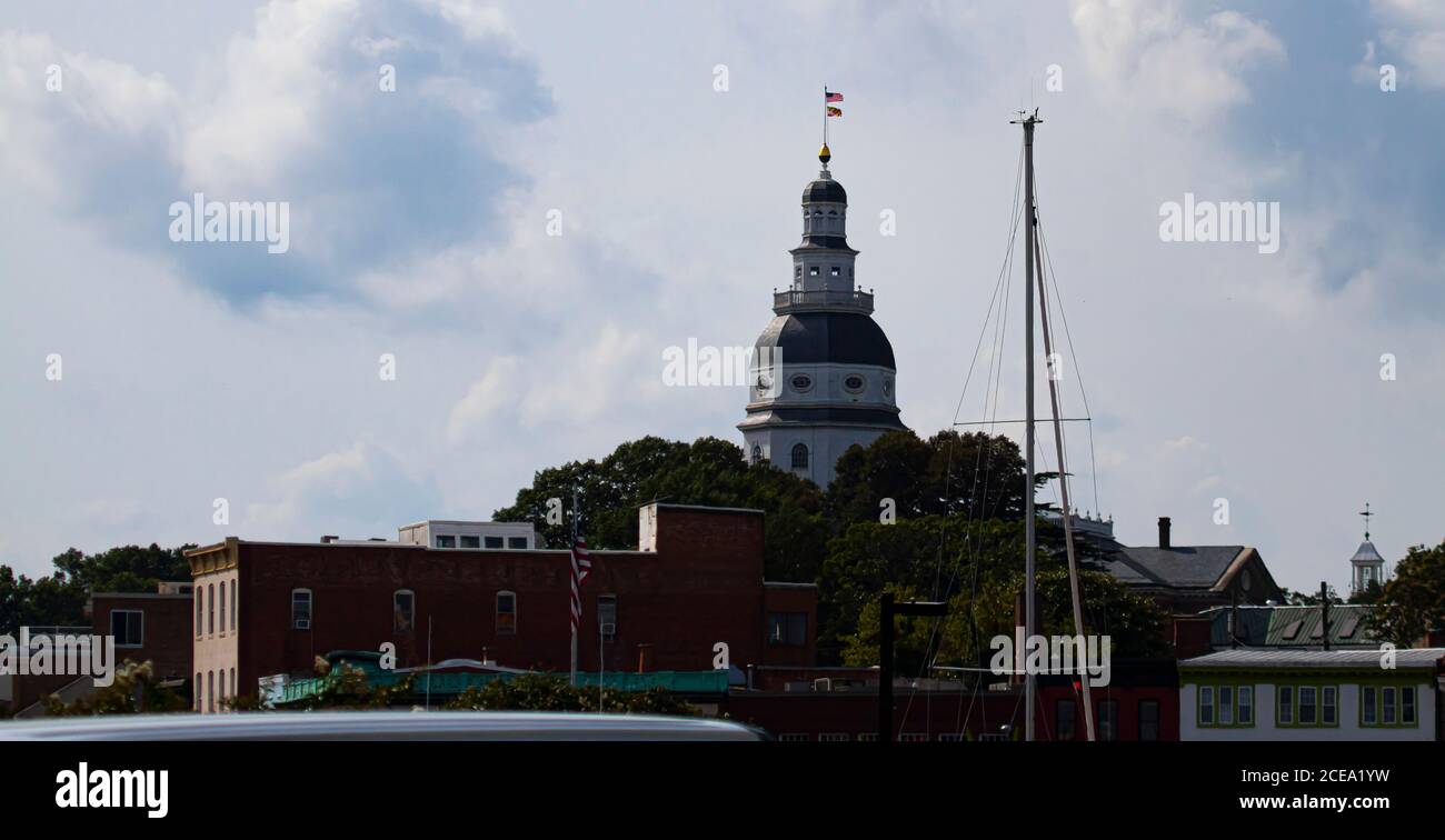 Edificio del Maryland state House (state Capitol) ad Annapolis. L'immagine mostra l'iconica torre con la bandiera del Maryland. L'immagine è stata ripresa dal porto turistico Foto Stock