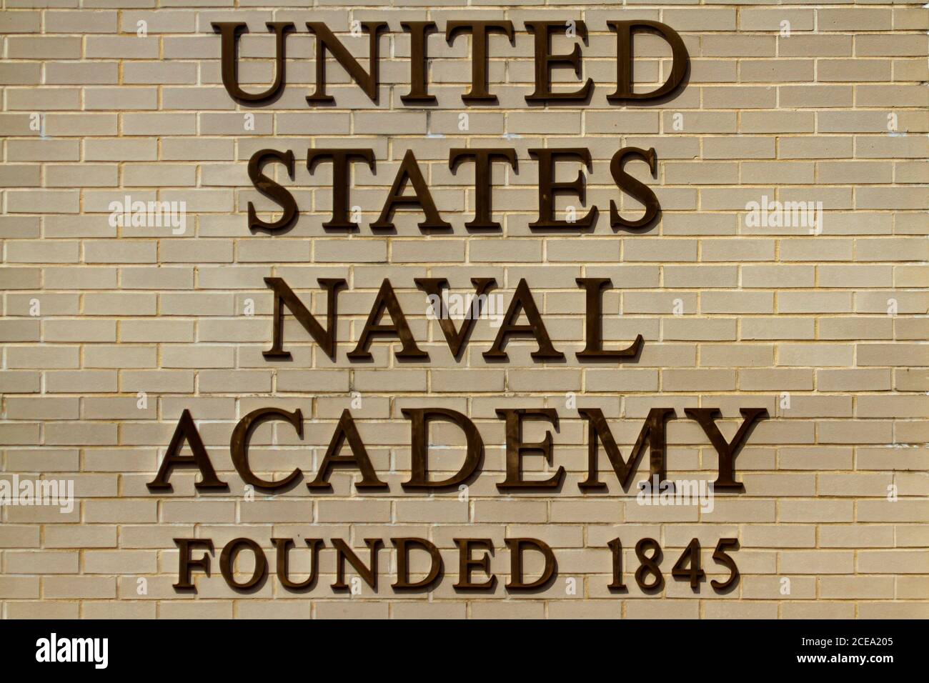 Annapolis, MD 08/21/2020: Veduta dell'Accademia Navale di Annapolis, MD . Image shows United States Naval Academy fondata nel 1845 scritta sul muro di mattoni e. Foto Stock