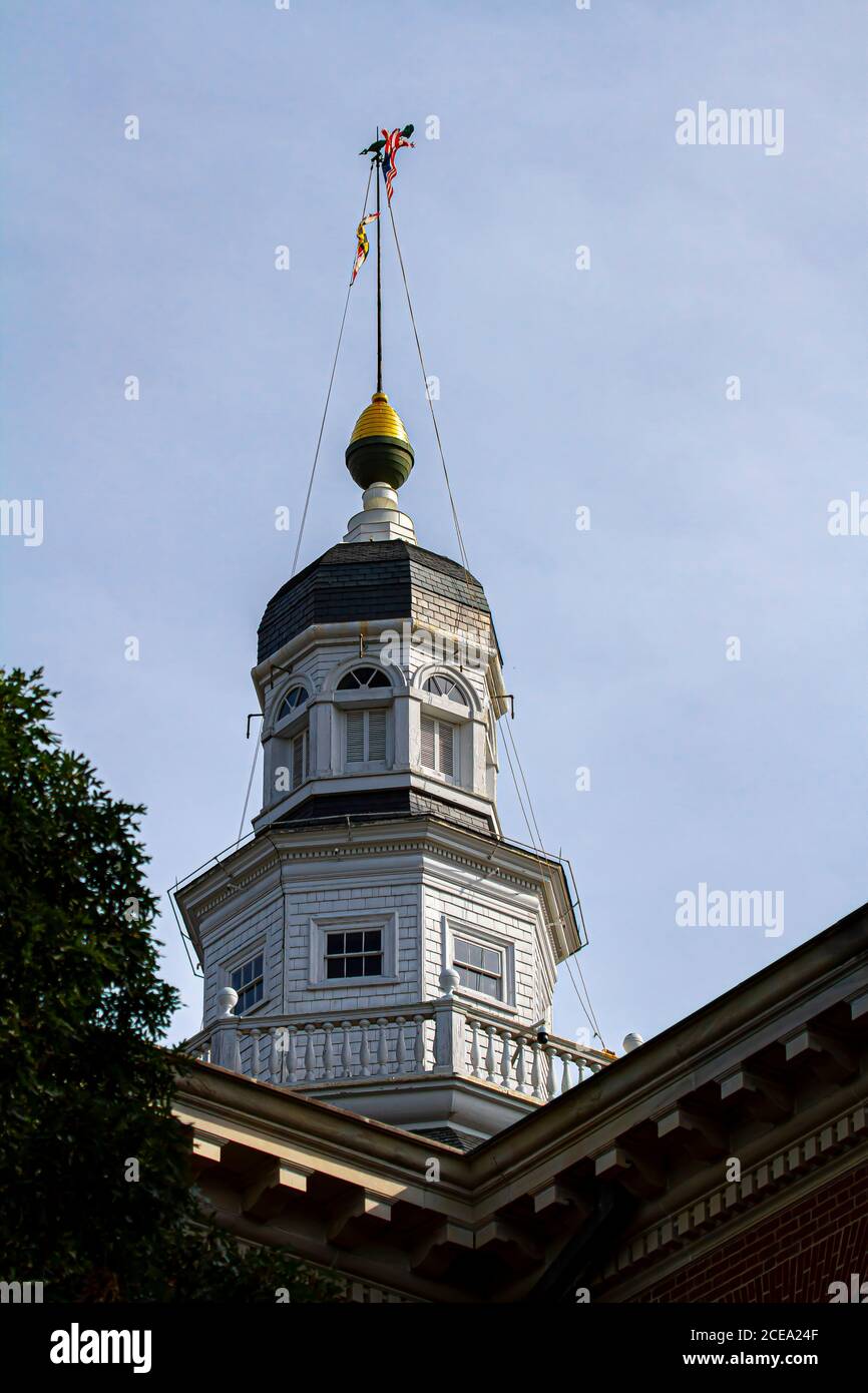 Vista a occhio di baco della casa di Stato del Maryland (state Capitol) a Annapolis. L'immagine mostra l'iconica torre con cupola che ha una bandiera del Maryland su di essa. Foto Stock
