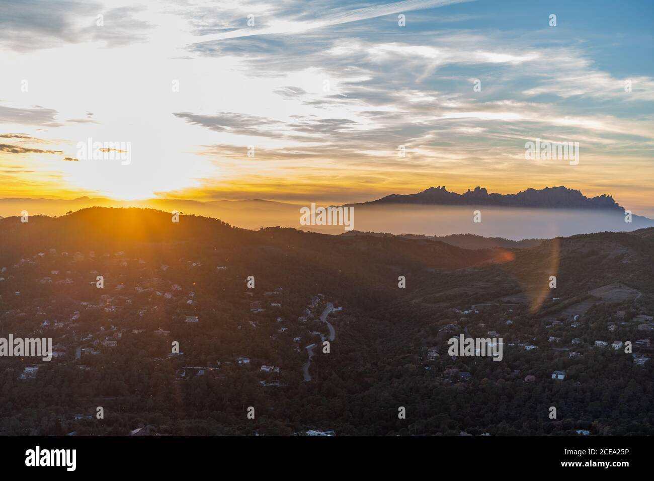 Vista delle maestose montagne e del bellissimo cielo serale Foto Stock