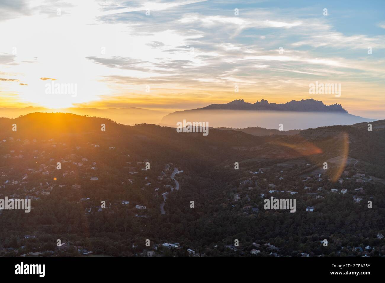 Vista delle maestose montagne e del bellissimo cielo serale Foto Stock
