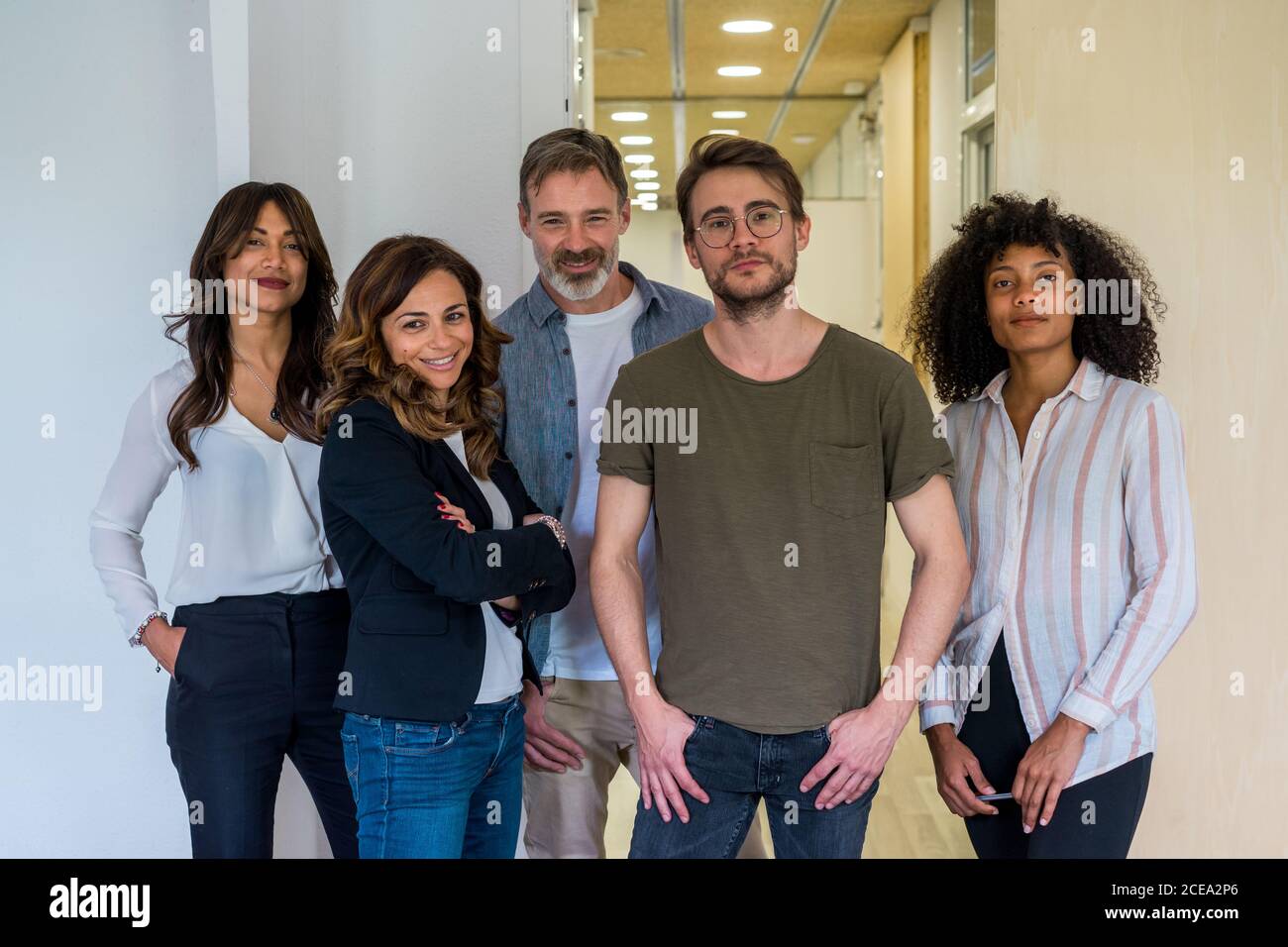 Team aziendale multirazziale sicuro Foto Stock