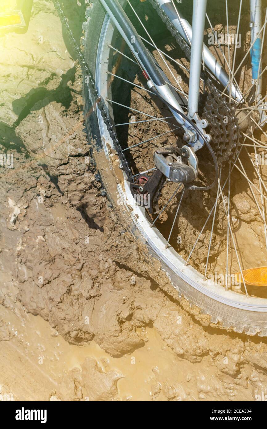 La ruota della bicicletta è bloccata nel fango. Primo piano Foto stock -  Alamy