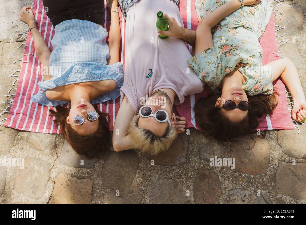Amici divertenti che fanno i volti Foto Stock