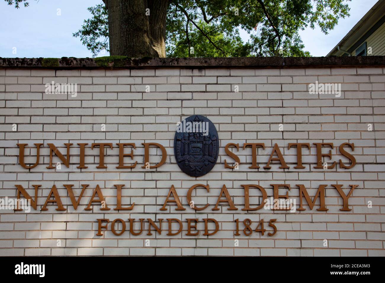 Annapolis, MD 08/21/2020: Vista esterna dell'Accademia Navale di Annapolis, MD . L'immagine mostra USNA Seal e la United States Naval Academy fondarono il writ 1845 Foto Stock