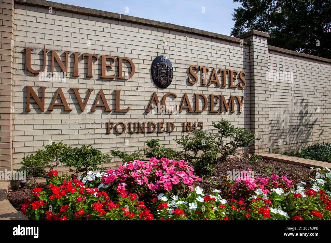 Annapolis, MD 08/21/2020: Vista esterna dell'Accademia Navale di Annapolis, MD . L'immagine mostra USNA Seal e la United States Naval Academy fondarono il writ 1845 Foto Stock