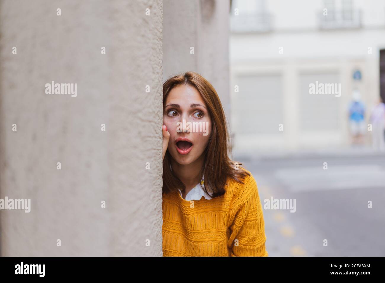 Donna graziosa che guarda la macchina fotografica Foto Stock