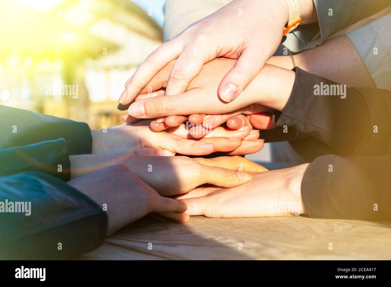 molta gente nel giorno. Foto Stock