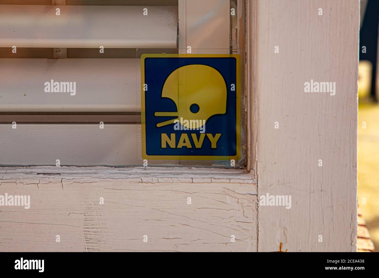 Annapolis, MD 08/21/2020: Un primo piano adesivo finestra isolato della squadra di calcio della United States Naval Academy alla porta di una casa ad Annapolis. Il tè Foto Stock