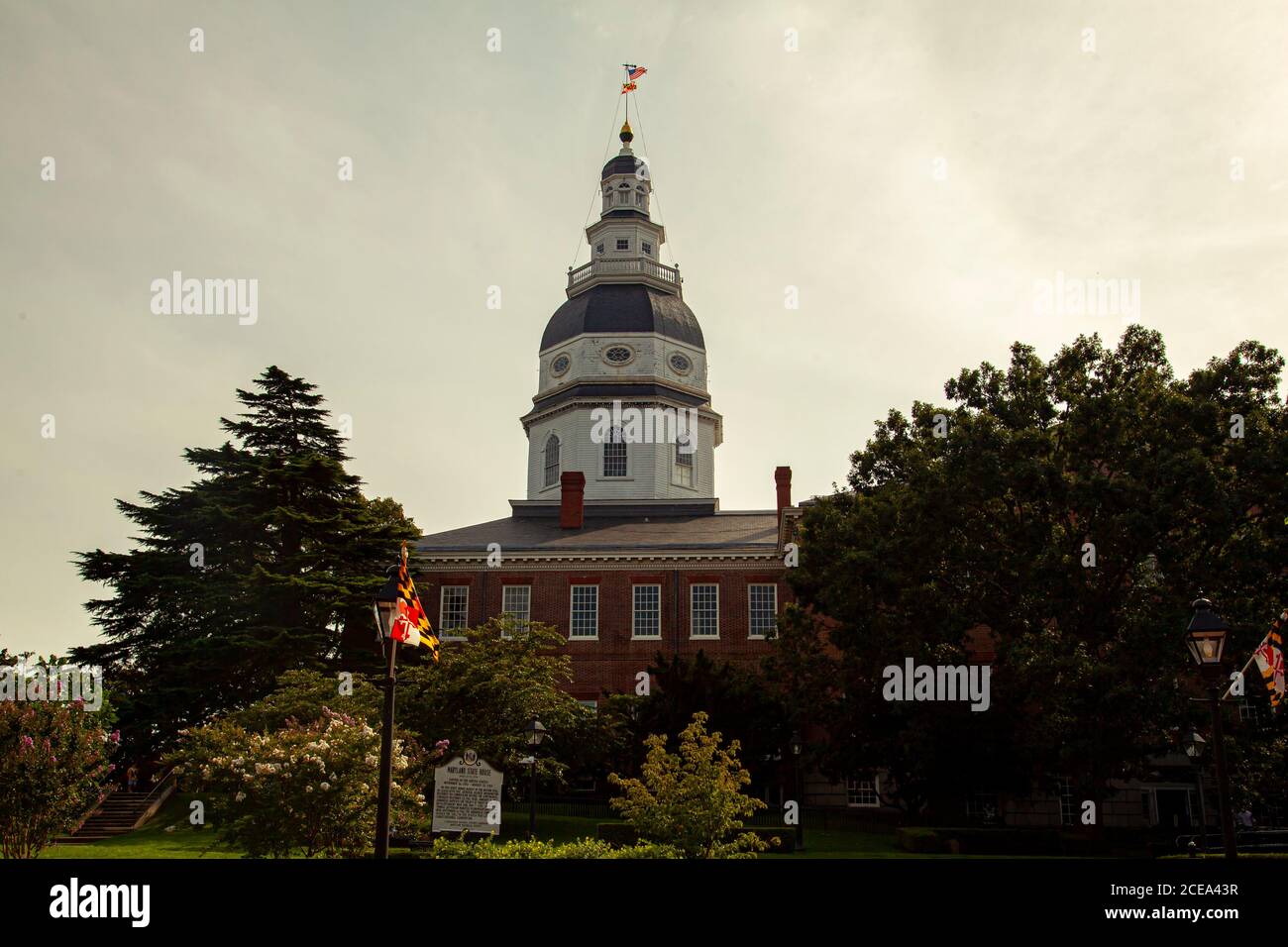 Annapolis, MD 08/21/2020: Edificio del Maryland state House (state Capitol) ad Annapolis. L'immagine mostra l'iconica torre con la bandiera del Maryland su di essa Foto Stock
