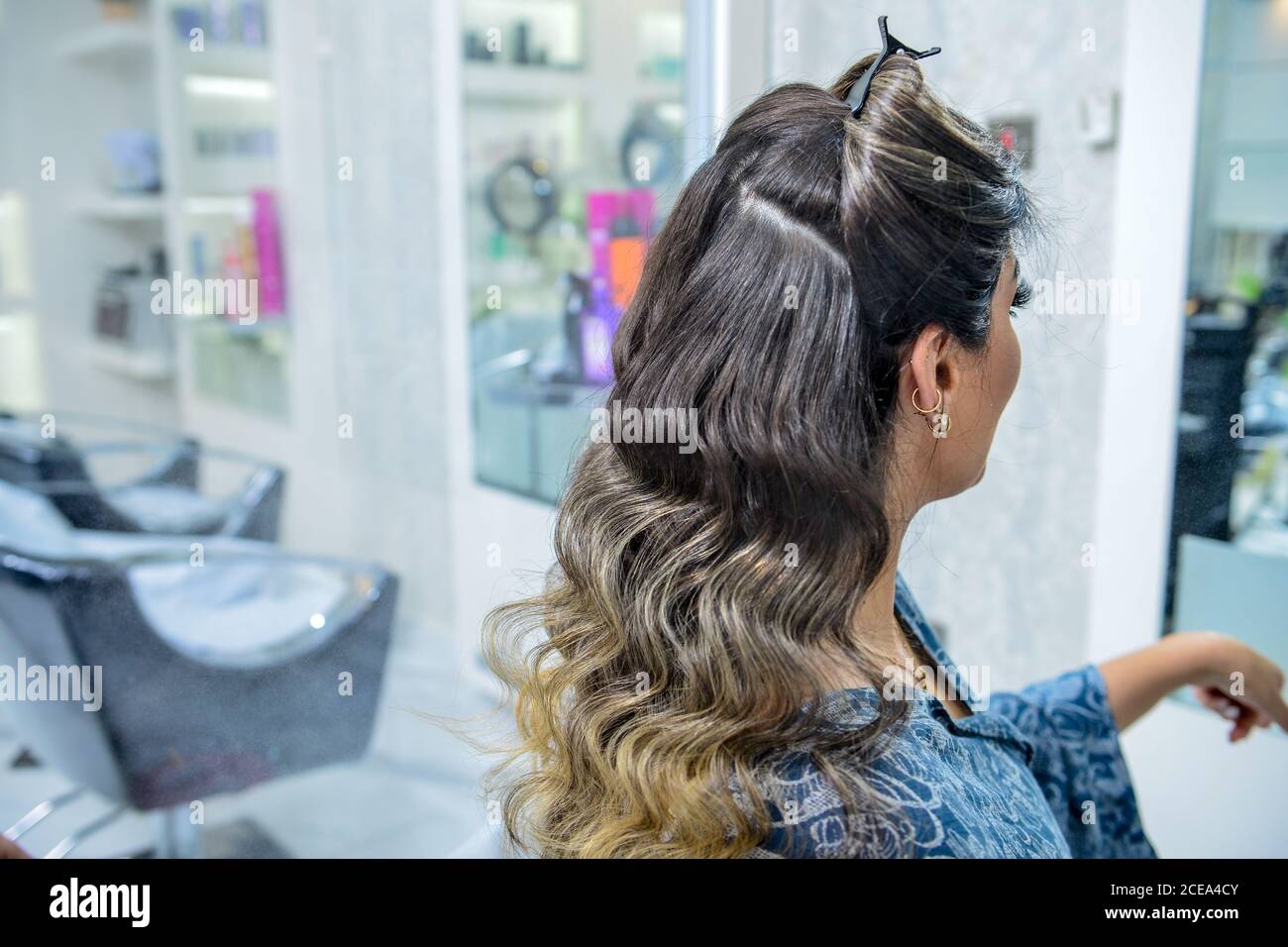 Donna che ottiene il trattamento dei capelli in salone, spa Foto Stock