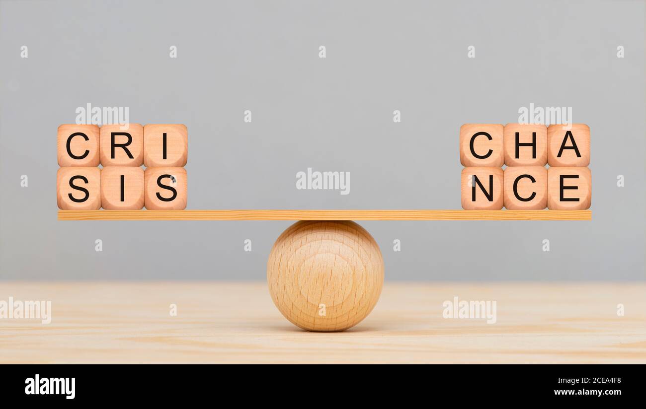 cambio e possibilità di equilibrio su palla di legno Foto Stock