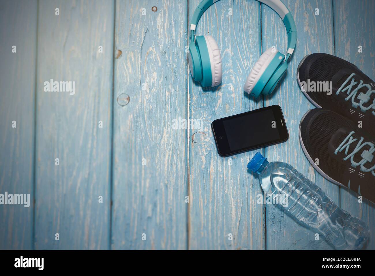 scarpe sportive, bottiglia d'acqua su sfondo blu concetto di vita sana, alimentazione sana, sport e dieta Foto Stock