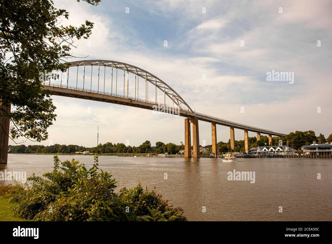 Vista grandangolare del canale Chesapeake e Delaware (canale C e D) nella sezione Back Creek a Chesapeake City, MD. Un vecchio ponte ad arco in metallo è o Foto Stock