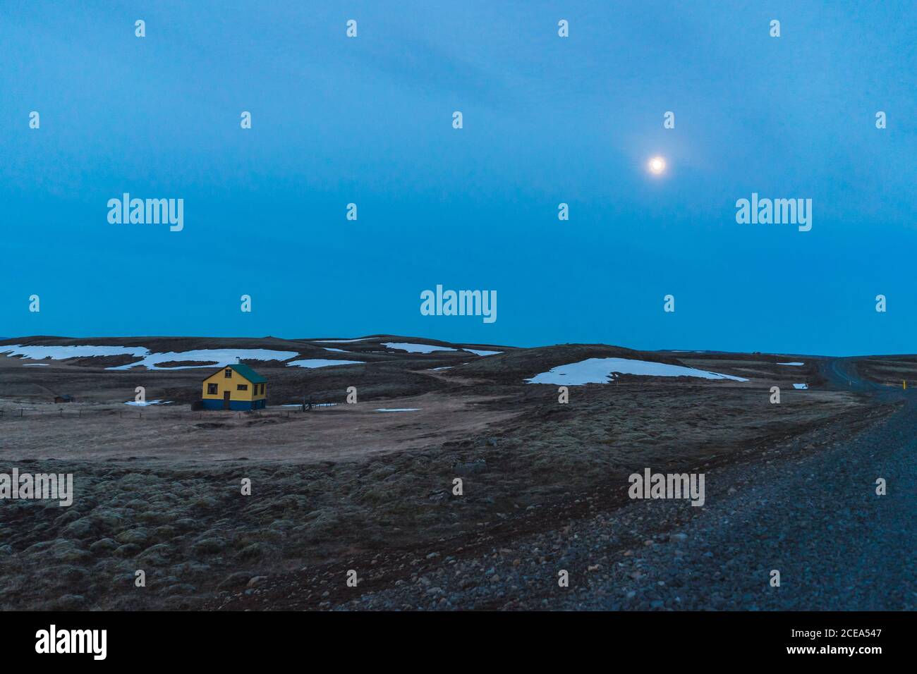 Piccola capanna in campo innevato Foto Stock