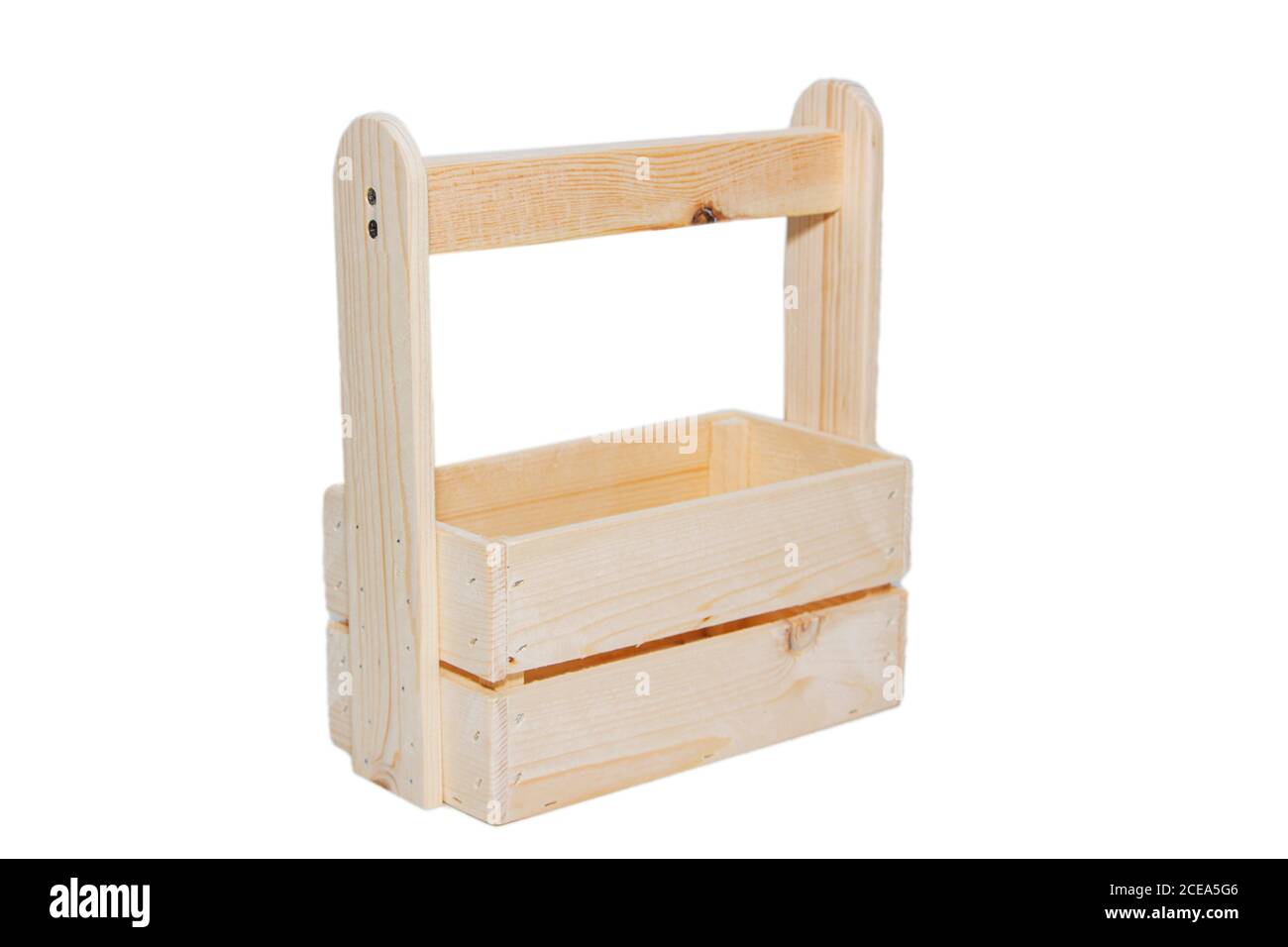 Una scatola di legno vuota. In legno di pino e legno compensato, su sfondo bianco chiaro. Foto Stock