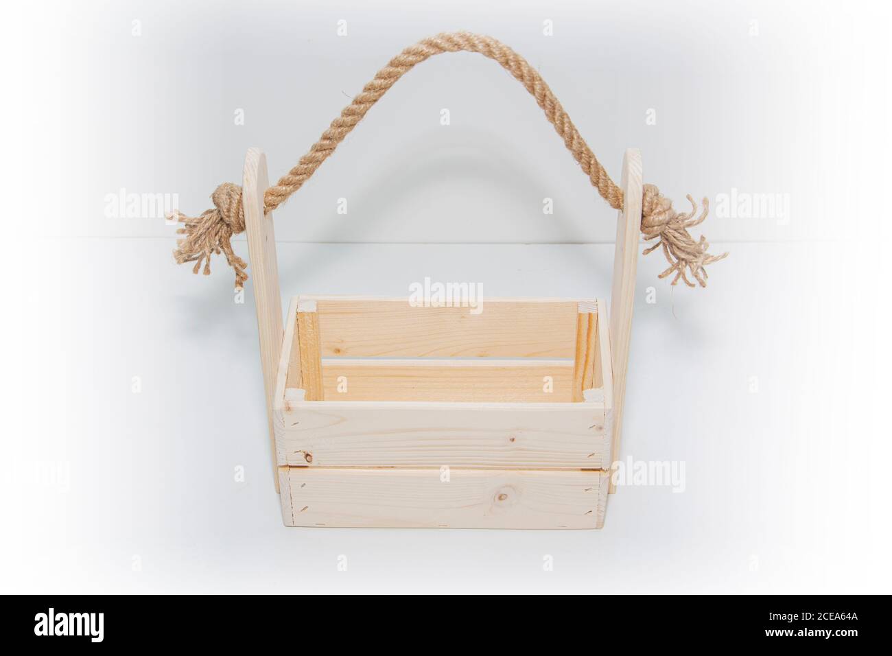 Una scatola di legno vuota. In legno di pino e legno compensato, su sfondo bianco chiaro. Foto Stock