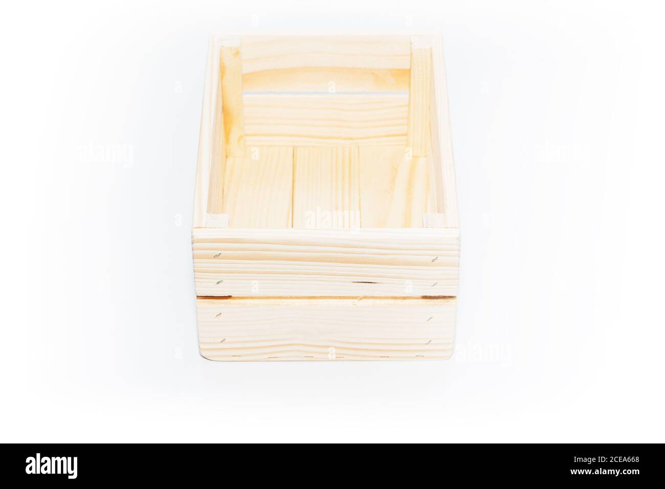 Una scatola di legno vuota. In legno di pino e legno compensato, su sfondo bianco chiaro. Foto Stock