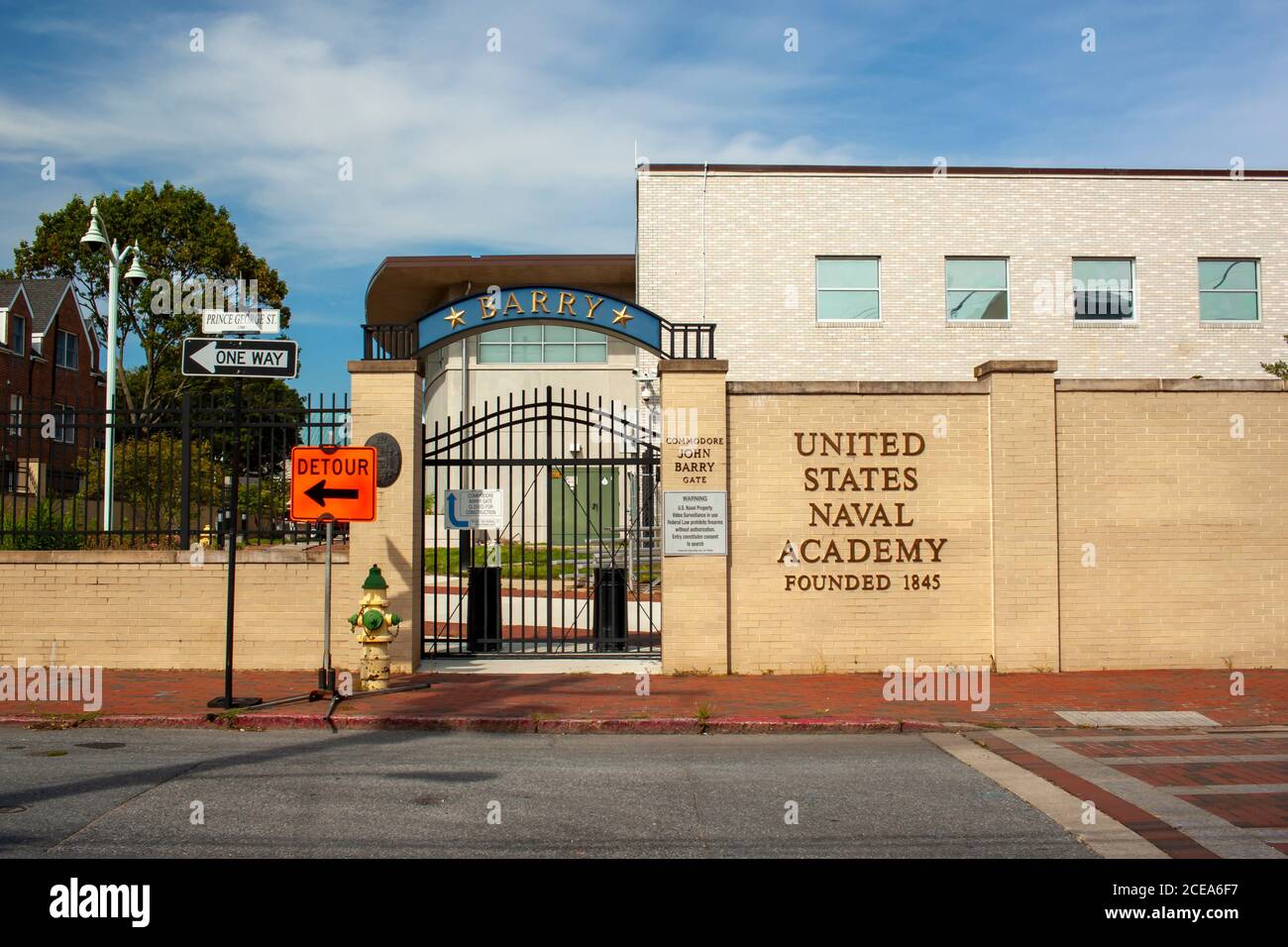 Annapolis, MD 08/21/2020: Veduta dell'Accademia Navale di Annapolis, MD . L'immagine mostra il cancello d'ingresso Barry, una porta di sicurezza in metallo e United States Nav Foto Stock