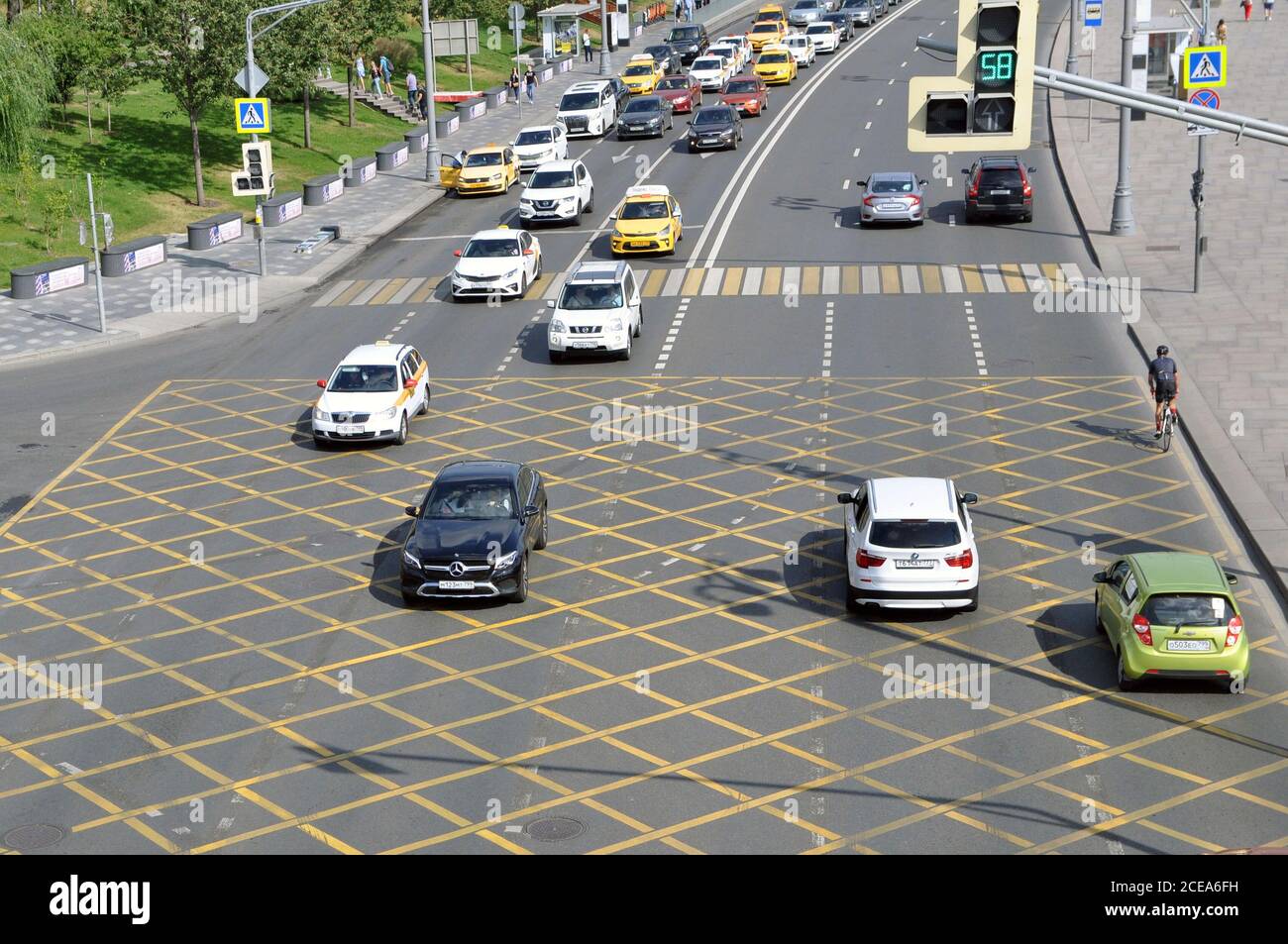 Organizzazione del traffico. NNon è presente un cartello giallo di parcheggio sulla strada, superficie di asfalto. Scatola di derivazione. Foto Stock