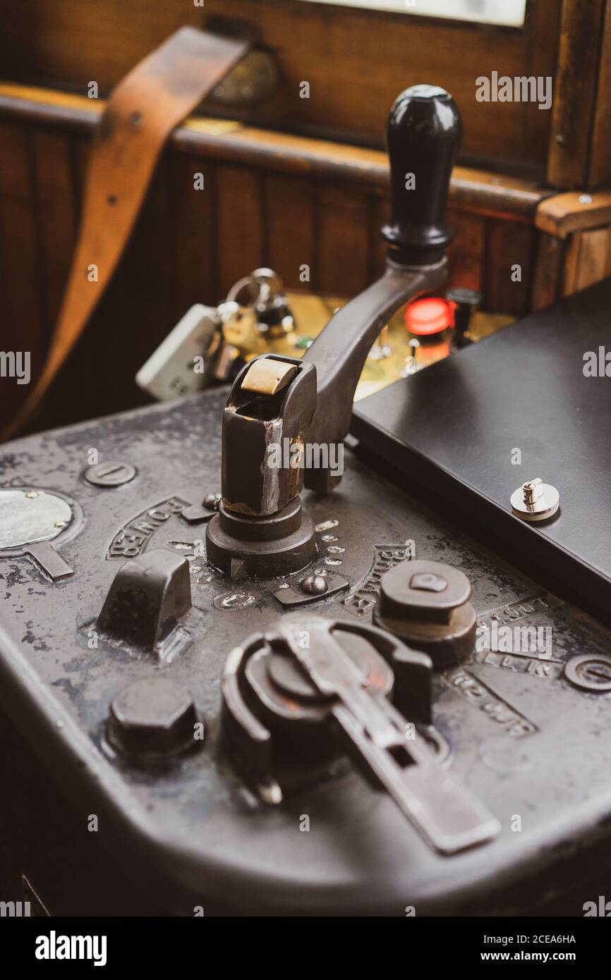 Attrezzatura retrò closeup con maniglia in vecchia cabina ferroviaria a Porto, Portogallo Foto Stock