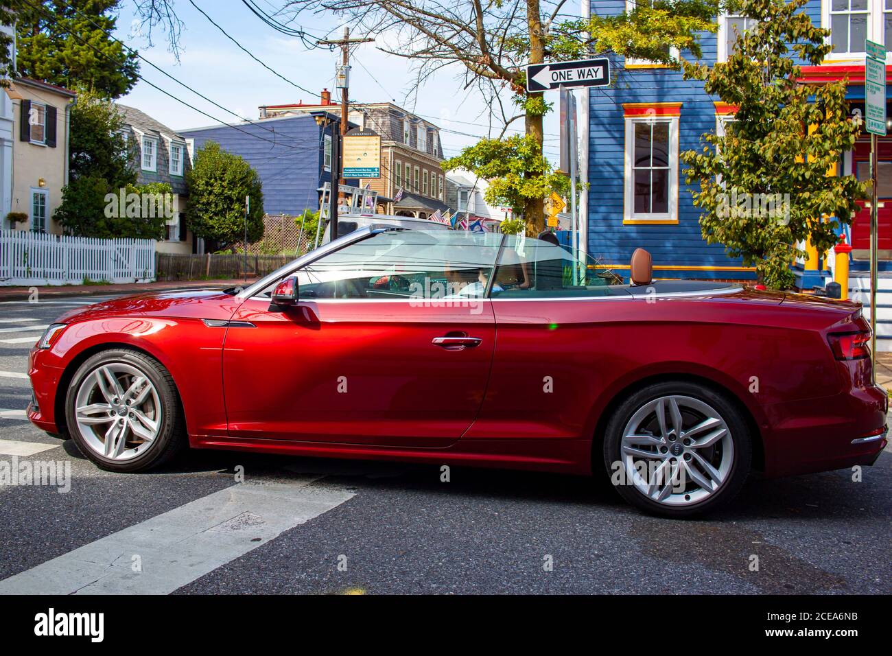 Annapolis, MD 08/21/2020: Una nuovissima auto convertibile rossa Audi A5 si trova in una sezione trasversale nel quartiere storico di Annapolis, MD. Si è fermato per Foto Stock