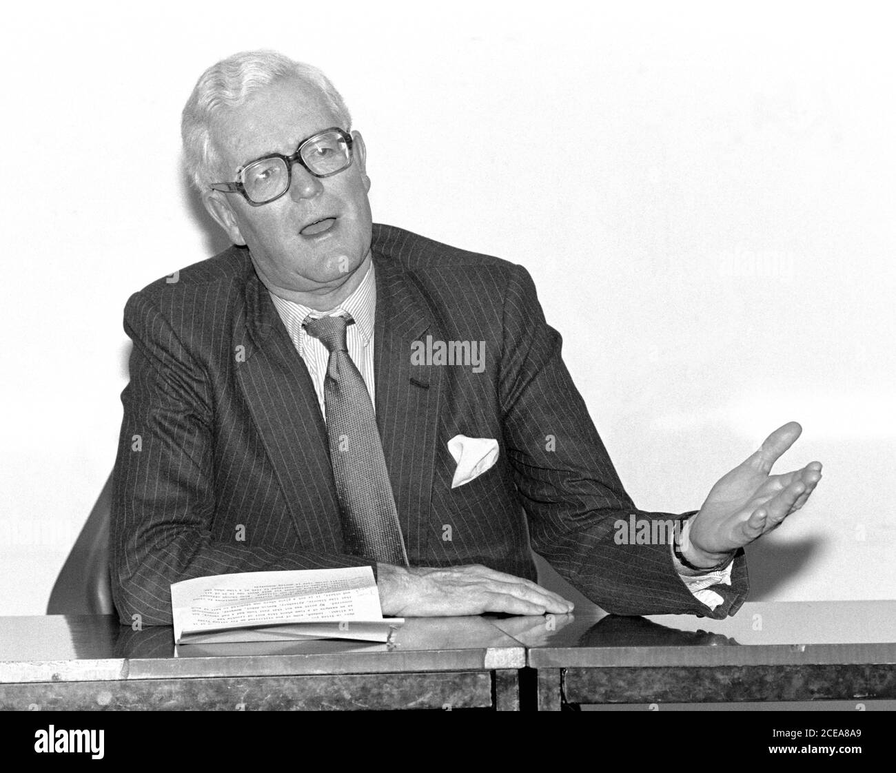 TRING - UK 1988: Douglas Hurd (Segretario di Casa) che ha tenuto un discorso nella Victory Hall, Tring, Hertfordshire UK nel 1988. Foto di Gary Mitchell Foto Stock