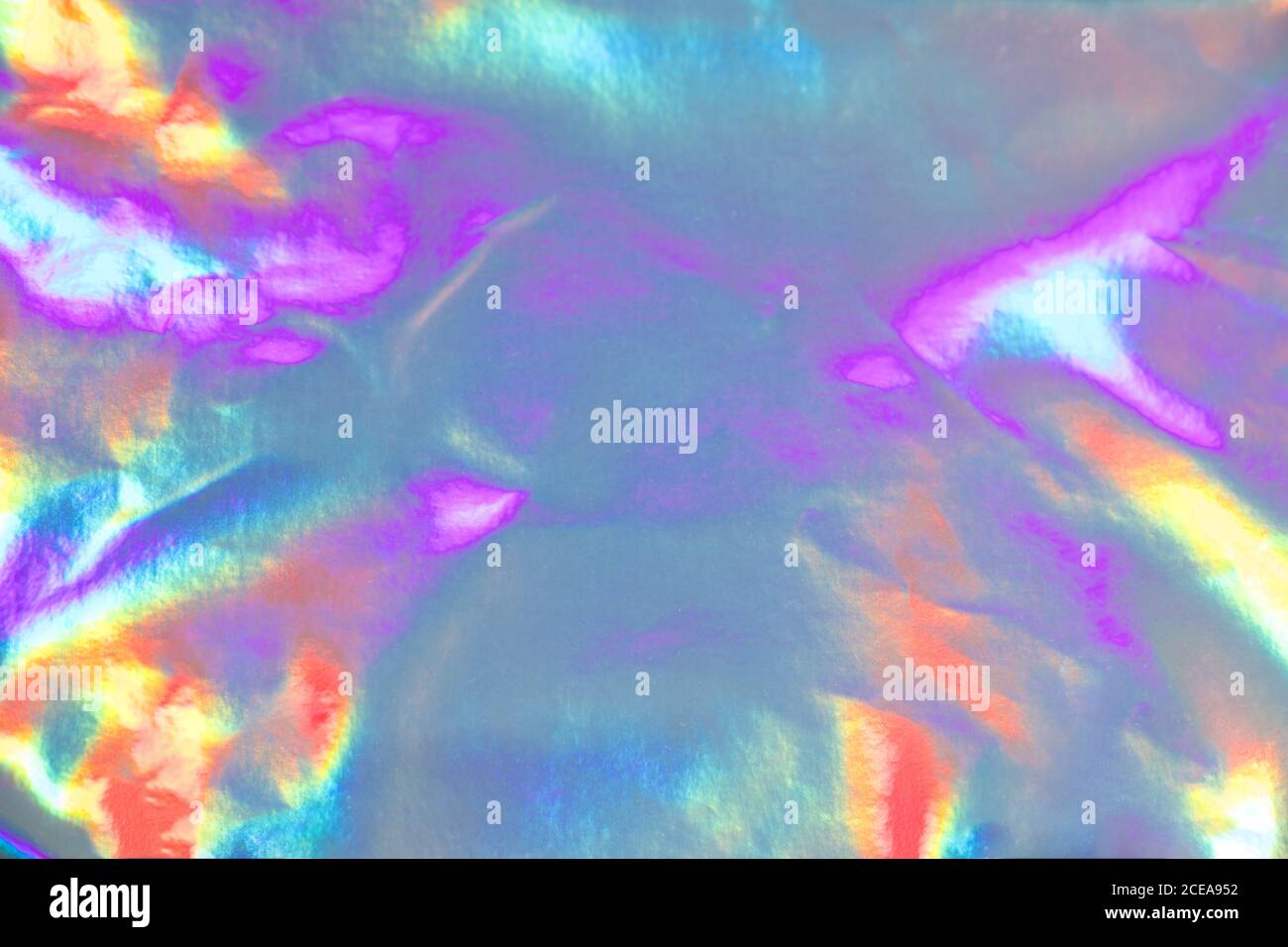 Astratto sfondo olografico viola rosa. Lamina impermeabile al neon in stile unicorno. Marmo iridescente texture futuristica. Stile di tendenza anni '90. Foto Stock