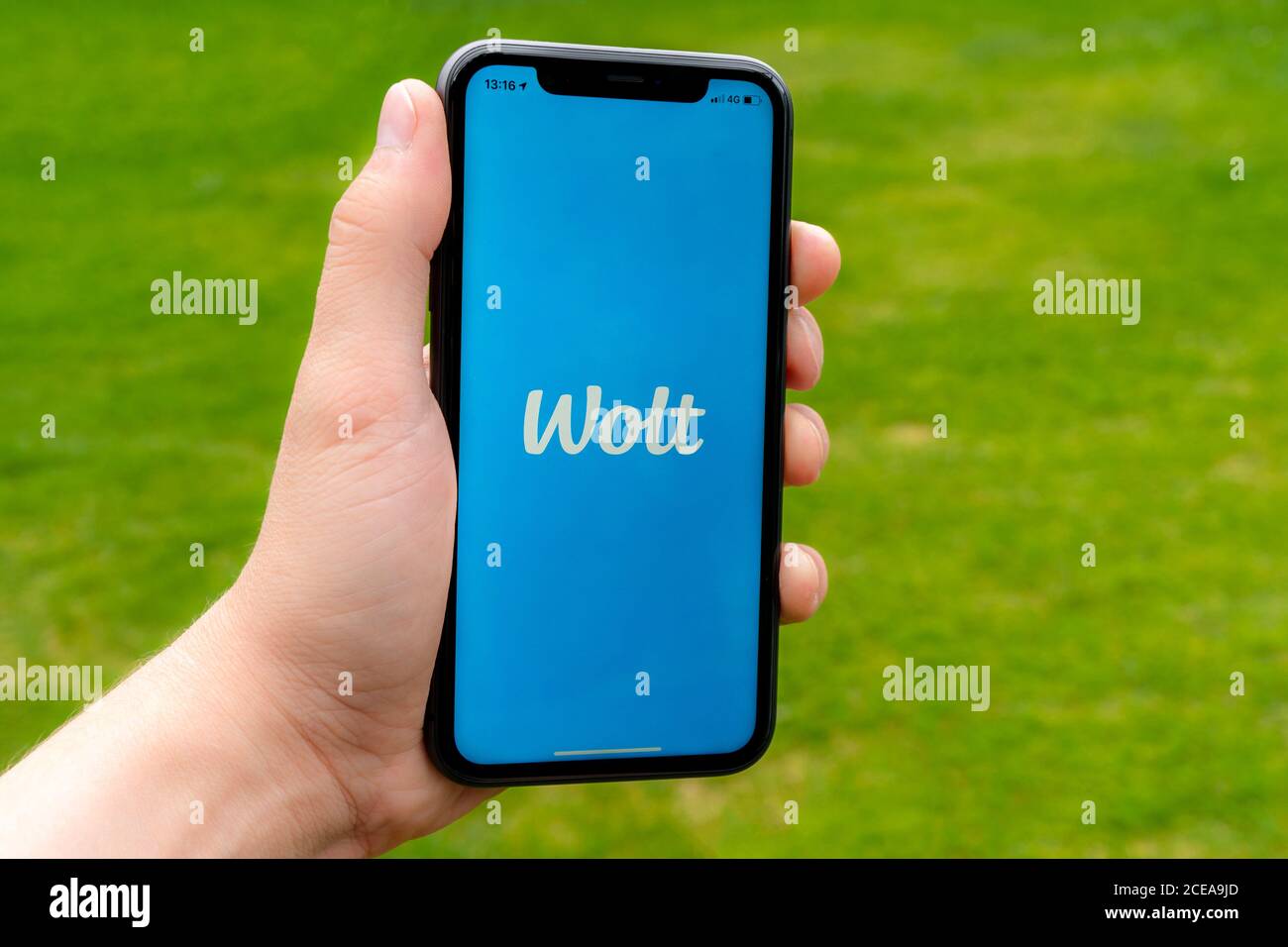 Tallinn / Estonia - 08/30/2020: Black Apple iPhone con applicazioni internazionali di servizi Wolt sullo schermo. Foto Stock