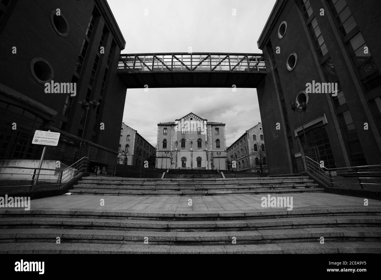 Bianco e nero scale tra costruzioni in funzione di età compresa tra edificio sulla strada Foto Stock