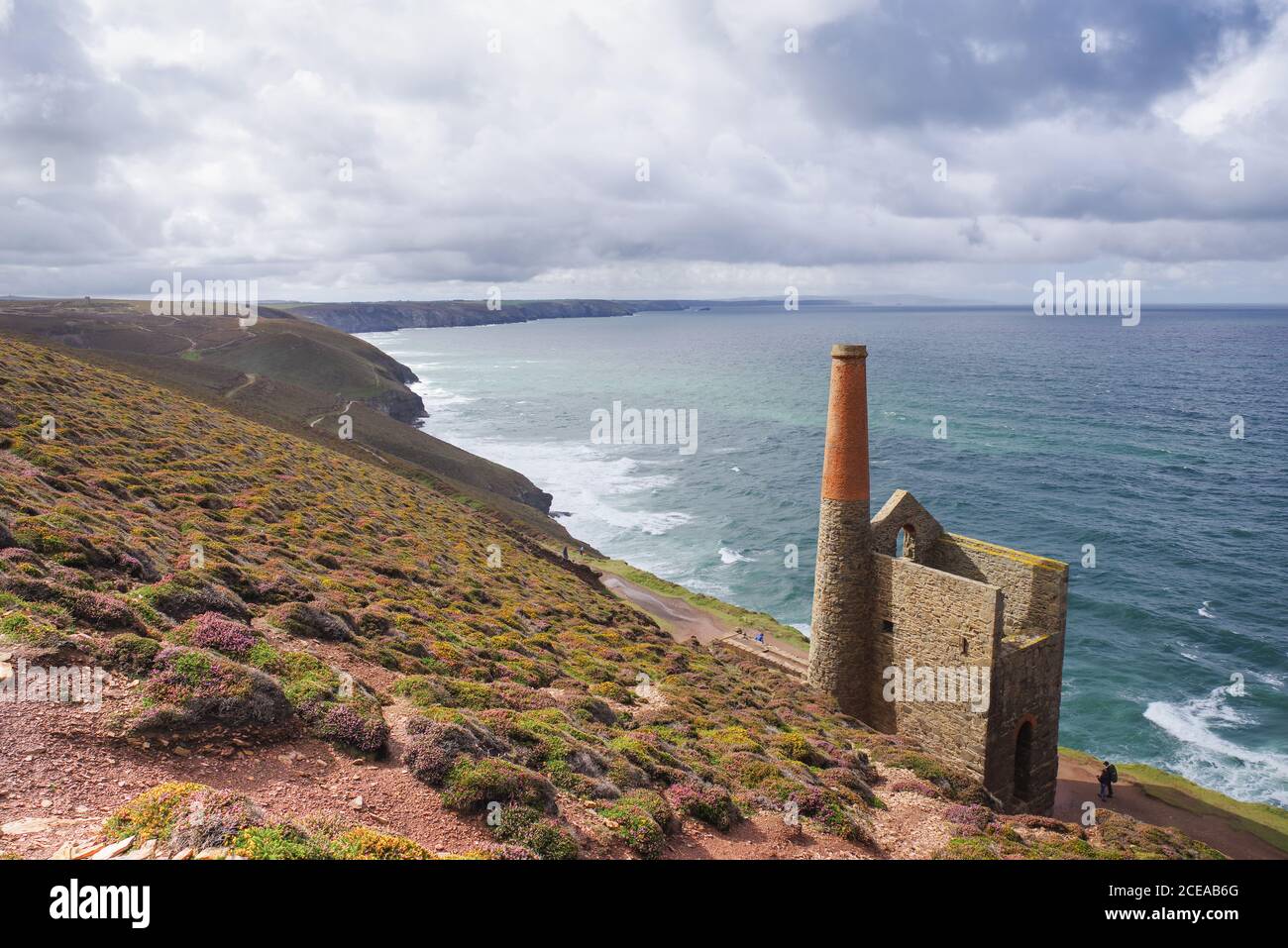 Rovine del Towanroath albero pompa motore House sul sito della ex miniera di stagno Wheal Coates - Cornwall, Regno Unito Foto Stock