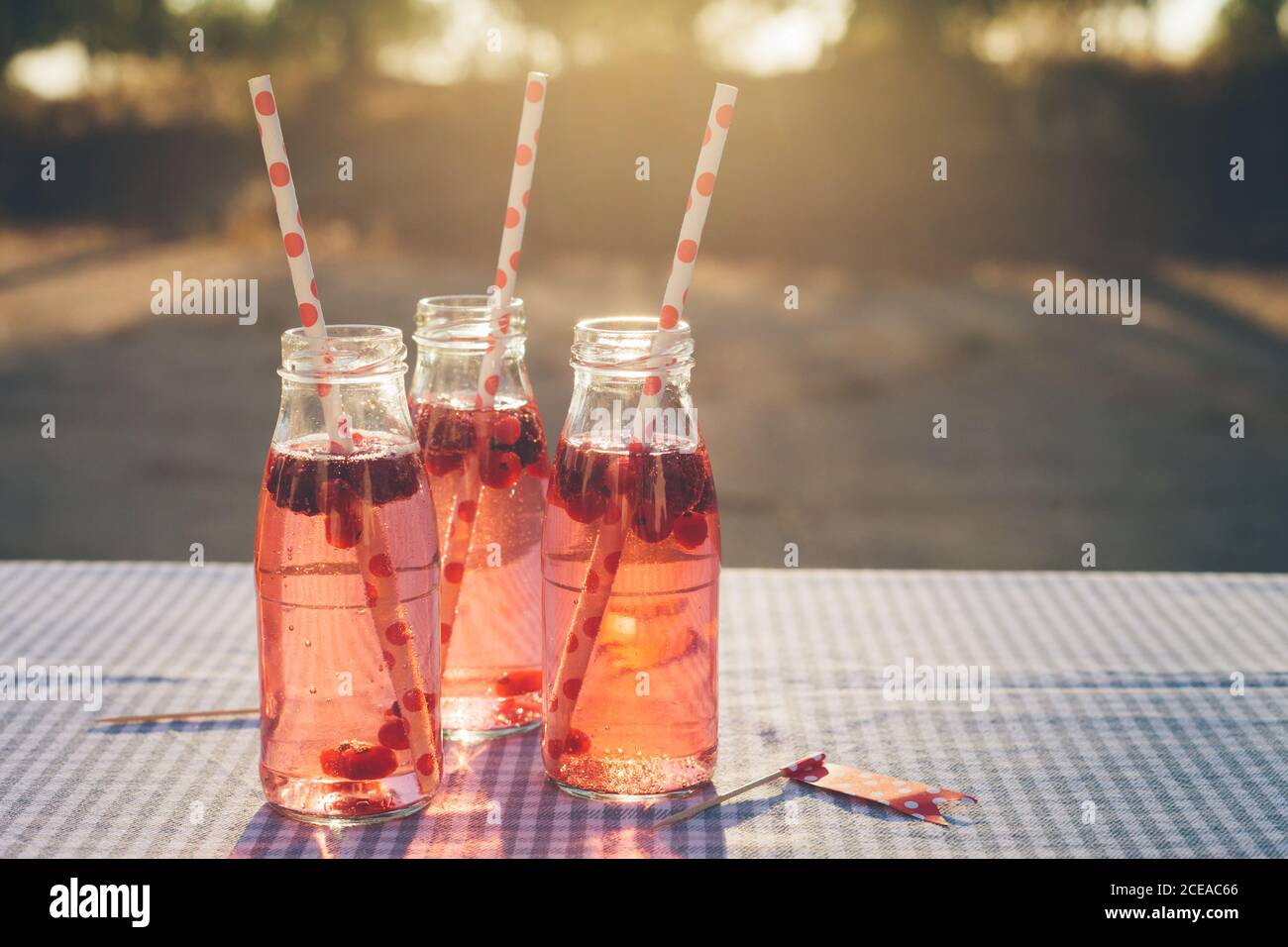 Bottiglie con bevande fresche e provette Foto Stock