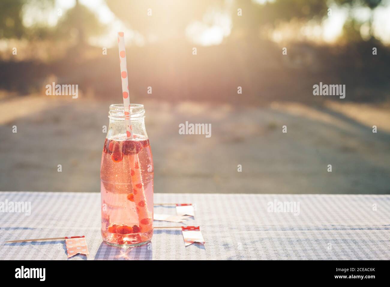 Bottiglia con bevanda fresca e tubetti Foto Stock