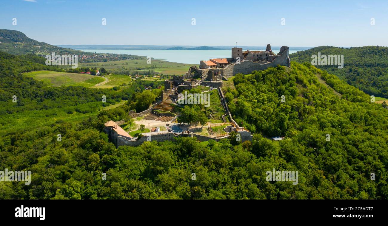 Castello di Szigliget vista aerea in estate. Ungherese, paesaggio europeo. Foto Stock