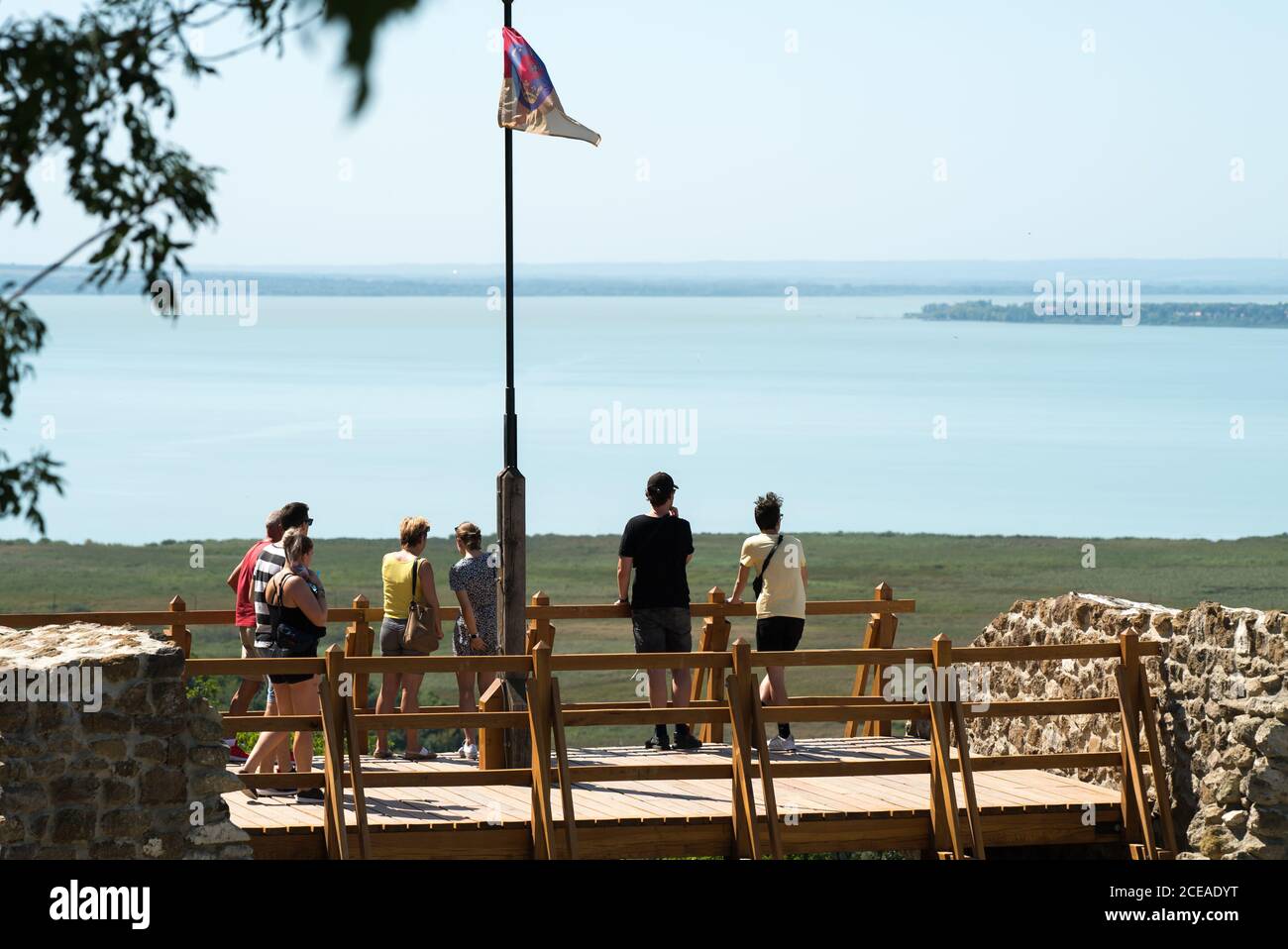 Szigliget, Ungheria - 28 agosto 2020: Punto di osservazione dal Castello di Szigliget al Lago Balaton. Foto Stock