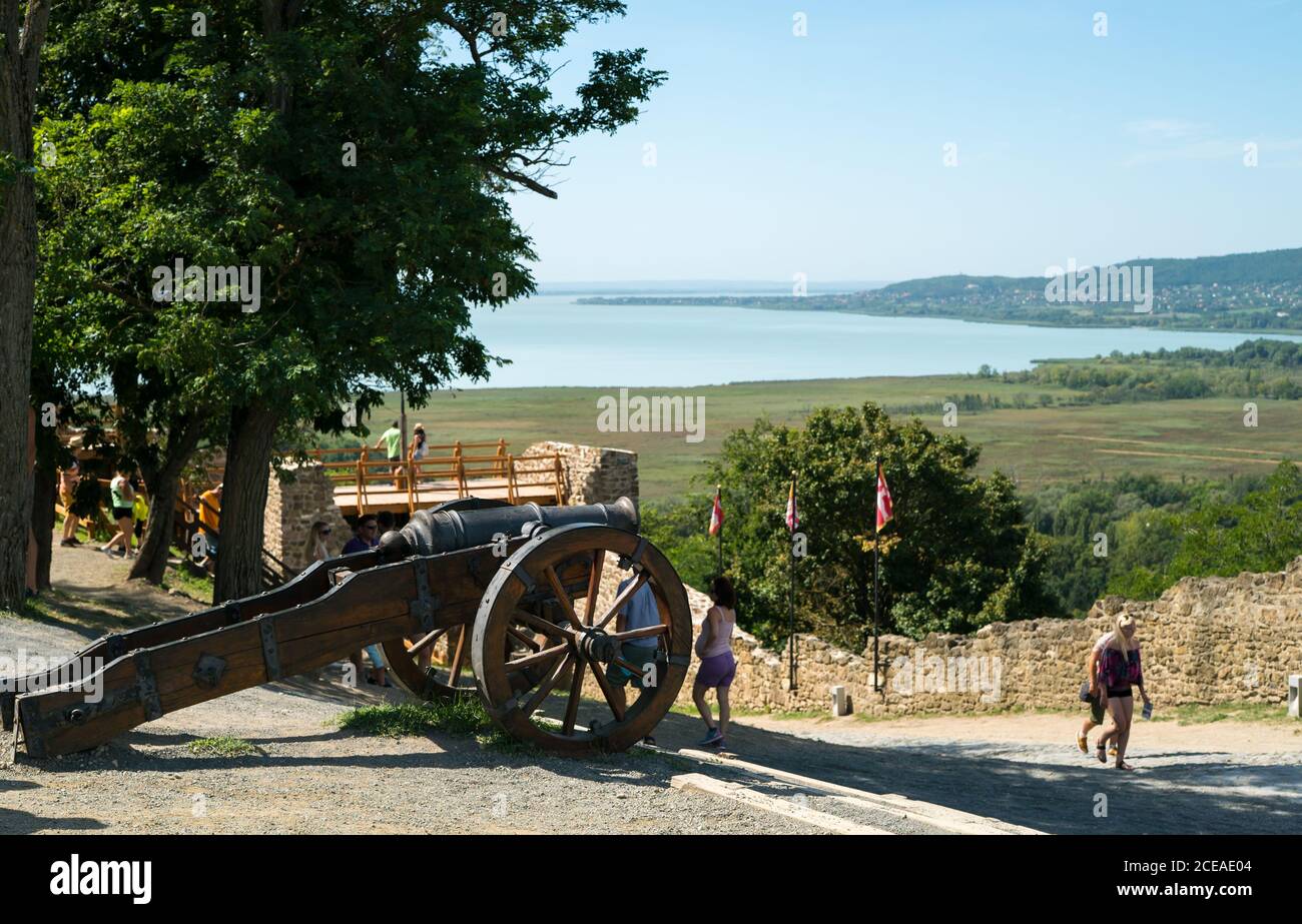Szigliget, Ungheria - 28 agosto 2020: Cannone medievale contemporaneo nel castello. Foto Stock